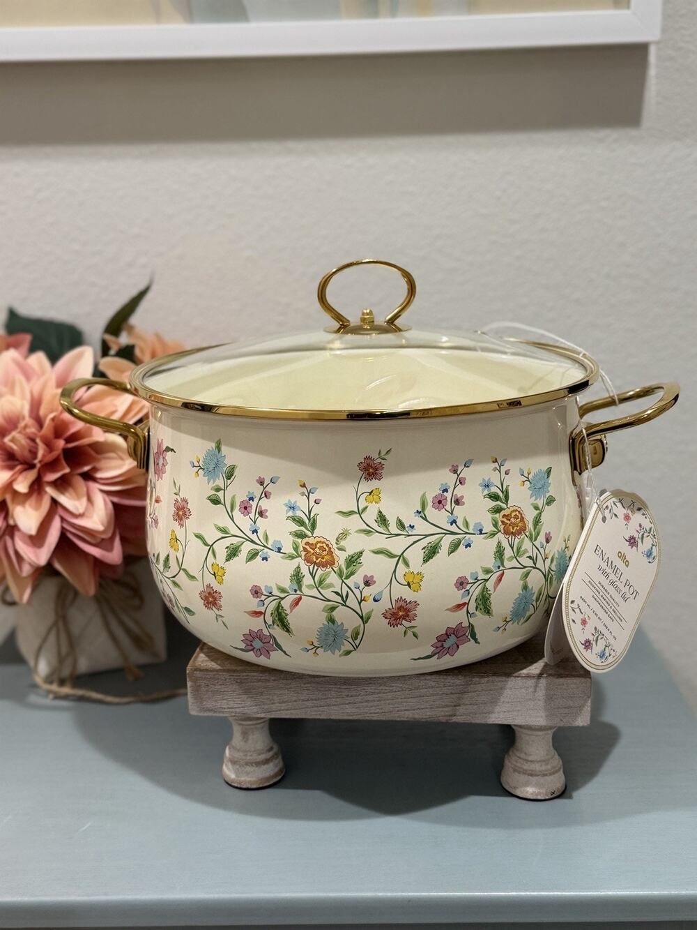 Alta Wildflower Patterned Enamel Pot w/glass lid and golden handle 6.55 Qt